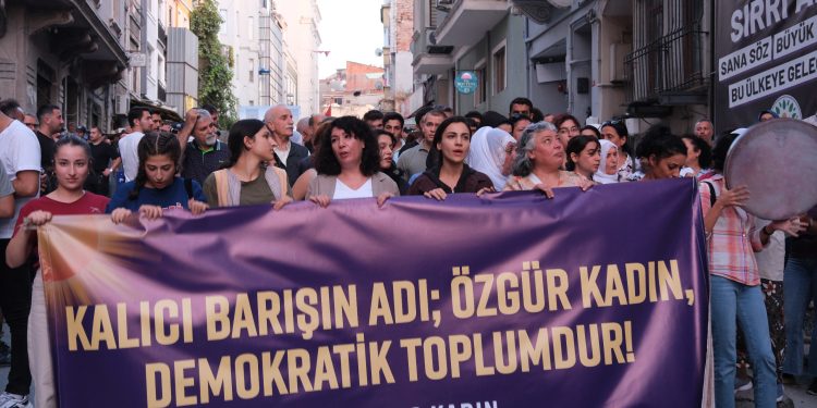 Meclîsa Jinên Ciwan ên Partiya DEM: “Em li ser jiyana sosyalîst israr dikin, bi rêbertiya azad xwe birêxistin dikin”