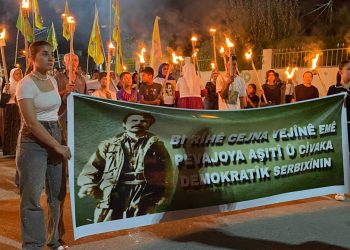Li Mexmûrê, ciwanan ji bo salvegera 41’emîn a Pêngava 15’ê Tebaxê meşek meşaleyî li dar xistin