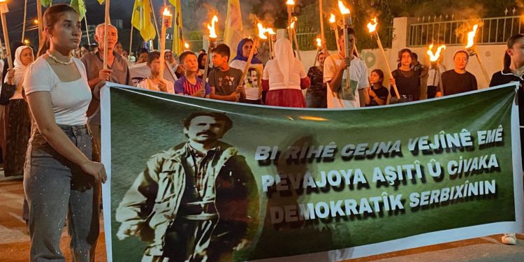 Li Mexmûrê, ciwanan ji bo salvegera 41’emîn a Pêngava 15’ê Tebaxê meşek meşaleyî li dar xistin