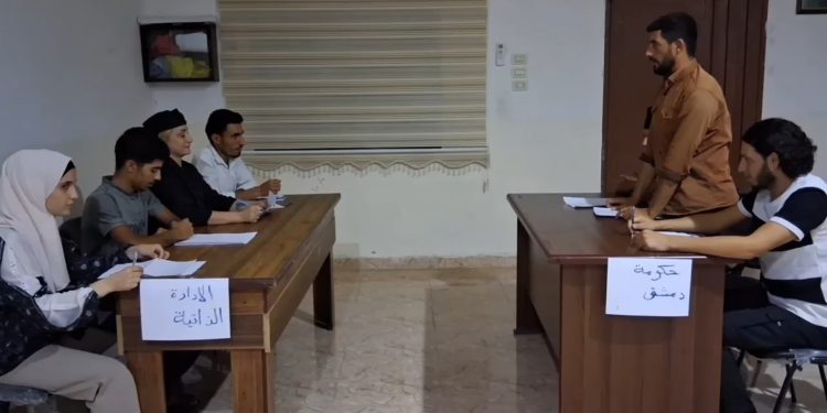 Perwerdeya Ciwanên Dêrazor bi nîqaşên siyasî berdewam dike