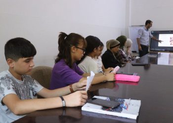 Desteya Ciwanan a Reqayê perwerdeyên ziman vedike