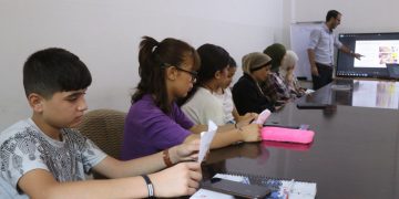 Desteya Ciwanan a Reqayê perwerdeyên ziman vedike