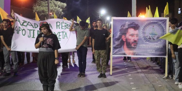 Ciwanên Tebqa û Efrîn meşiyan: “Azadiya Rêber Apo xeta me yê sor e”