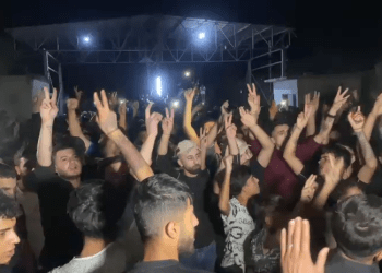 Bi pêşengiya ciwanan gelê Şêxmeqsûd û Eşrefiyê li dijî dorpêçê derketin kolanan