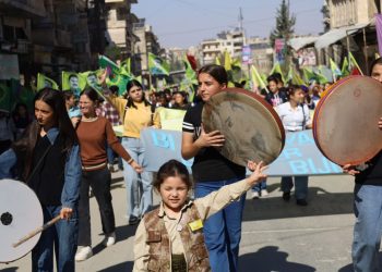 Yekîtiya Jinên Ciwan li Helebê ji bo Azadiya Rêber Apo meşek girseyî li dar xist