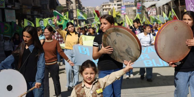 Yekîtiya Jinên Ciwan li Helebê ji bo Azadiya Rêber Apo meşek girseyî li dar xist
