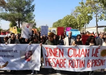 Ciwanan Amedê ji bo Rojîn Kabaîş meşiyan