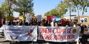 Ciwanan Amedê ji bo Rojîn Kabaîş meşiyan