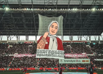 Alîgirên Amedsporê Posterêk Mezin ê Rojin Kabaiş Vekirin