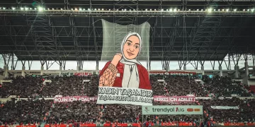 Alîgirên Amedsporê Posterêk Mezin ê Rojin Kabaiş Vekirin