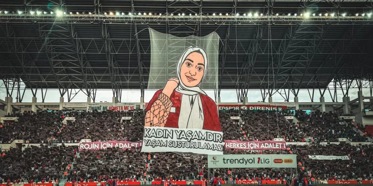 Alîgirên Amedsporê Posterêk Mezin ê Rojin Kabaiş Vekirin