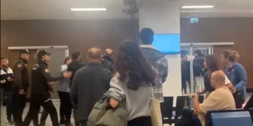 Polîsan êrîşî ciwanên ku li ber nexweşxaneyê li benda hevalên xwe yên birîndar bûn kirin