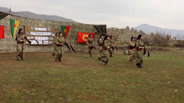 Gerîlayan Cejna Berxwedana Neteweyî pîroz kirin
