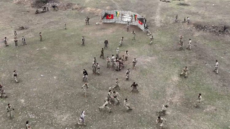 Gerîlayan Cejna Berxwedana Neteweyî pîroz kirin