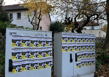 Ciwanên Hamburgê li gelek noqteyên posterên ji bo meşa Kolnê daliqandin