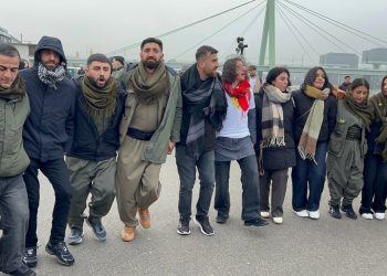 HAT NÛ KIRIN – Li Kolnê Mêşa dîrokî: Bi 100 hezar kes dibêjin “Be Serok Jiyan Nabe”!