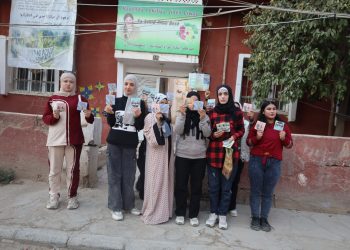 Yekîtiya Jinên Ciwan ên Hesekê di çarçoveya kampanyaya “KOM BIBE” de stîkeran belav dike