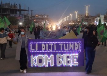 Yekîtiya Jinên Ciwan ên Kobanê bi boneya 25’ê Mijdarê Meşek darxistin