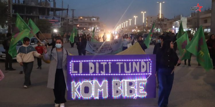 Yekîtiya Jinên Ciwan ên Kobanê bi boneya 25’ê Mijdarê Meşek darxistin