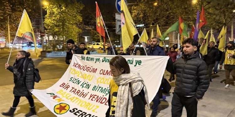 Ciwanên TCŞ a Cenevreyê ji bo Roja Berxwedana Neteweyî meşek darxist