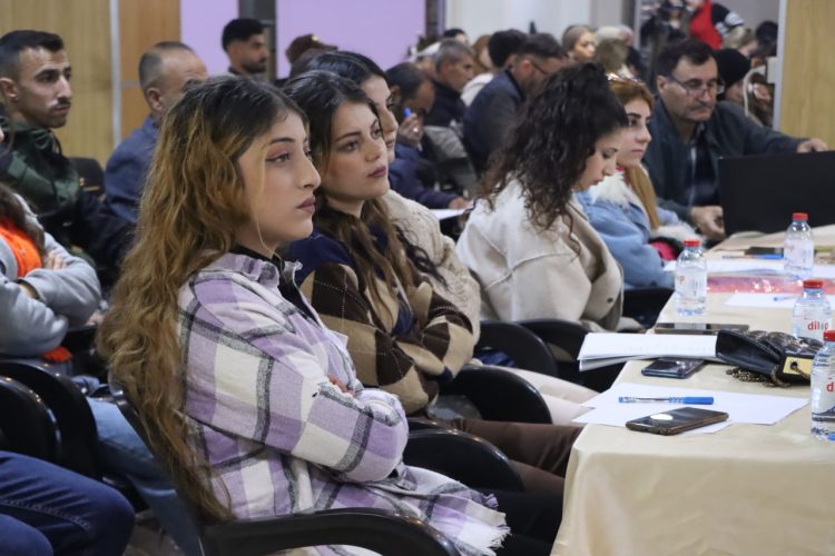 Qamişlo Bi pêşengtiya Desteya Ciwanan û Werzîşê ya Cîzîrê Komxebat derbare avakirina komînan hat lidarxistin