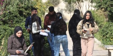 Jinên Ciwan ên Reqa di çarçoveya kampanyaya “Kom Bibe” de li ser Tundiya li ser Jinan Hişyariyê Dide