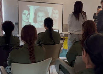 Li Borika Şengal, bi boneya 25’ê Mijdarê, jinên ciwan ezmûnên xwe yên têkoşînê nîqaş kirin