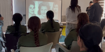 Li Borika Şengal, bi boneya 25’ê Mijdarê, jinên ciwan ezmûnên xwe yên têkoşînê nîqaş kirin