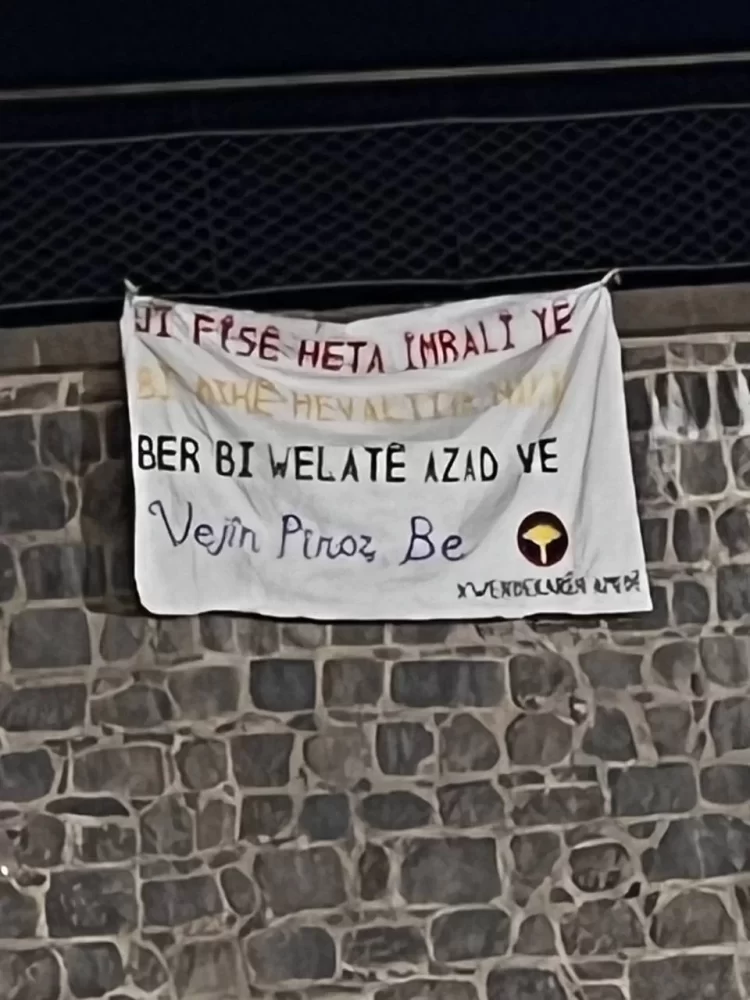 Xwendekarên Zanîngehê li Amed û Çewlikê Roja Berxwedana Neteweyî pîroz kirin