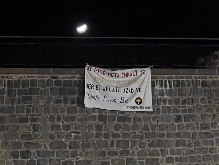 Xwendekarên Zanîngehê li Amed û Çewlikê Roja Berxwedana Neteweyî pîroz kirin