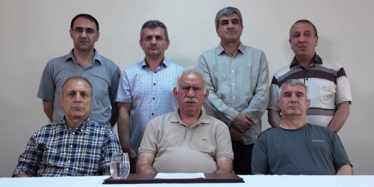 Rêber Apo: Vegera xelkê Mexmûrê divê kolektîf, siyasî û hiqûqî be