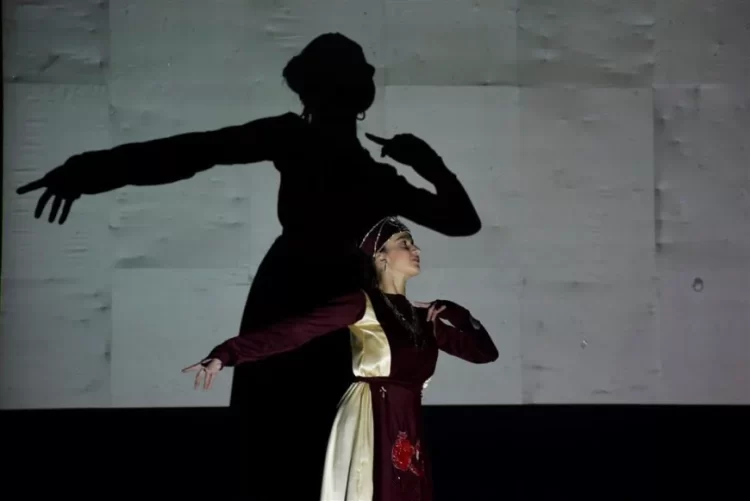 Li Dirbêsiyê şevbuhêrka têkildarî nasnameya Ermenî