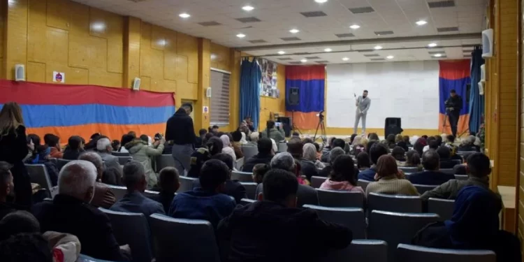 Li Dirbêsiyê şevbuhêrka têkildarî nasnameya Ermenî