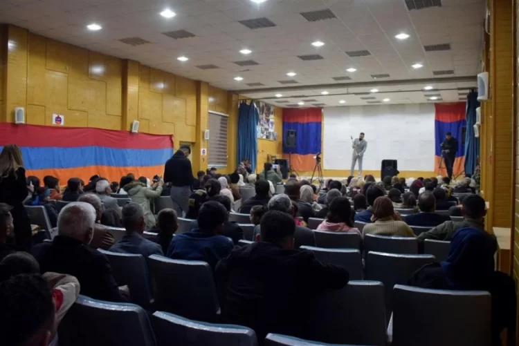 Li Dirbêsiyê şevbuhêrka têkildarî nasnameya Ermenî