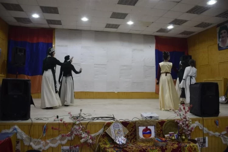 Li Dirbêsiyê şevbuhêrka têkildarî nasnameya Ermenî