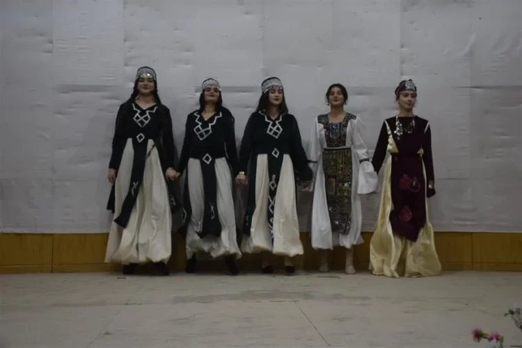 Li Dirbêsiyê şevbuhêrka têkildarî nasnameya Ermenî