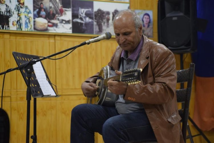 Li Dirbêsiyê şevbuhêrka têkildarî nasnameya Ermenî