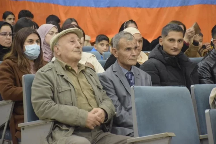 Li Dirbêsiyê şevbuhêrka têkildarî nasnameya Ermenî