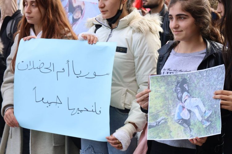 Tevgera Ciwanên Şoreşger û Yekîtiya Jinên Ciwan li Helebê Meşek Girseyî darxistin