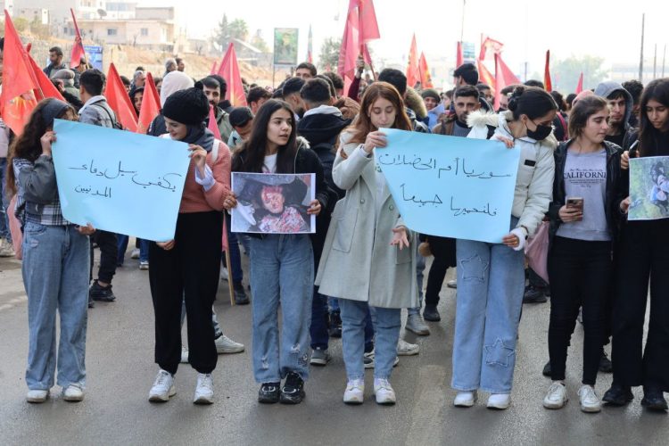 Tevgera Ciwanên Şoreşger û Yekîtiya Jinên Ciwan li Helebê Meşek Girseyî darxistin