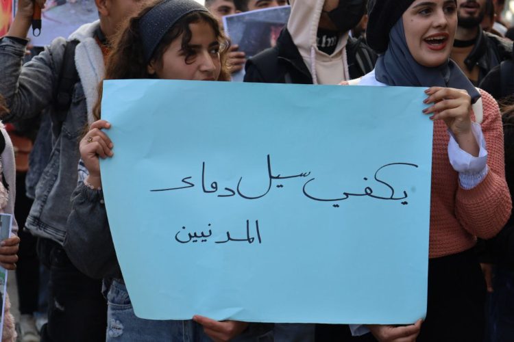 Tevgera Ciwanên Şoreşger û Yekîtiya Jinên Ciwan li Helebê Meşek Girseyî darxistin