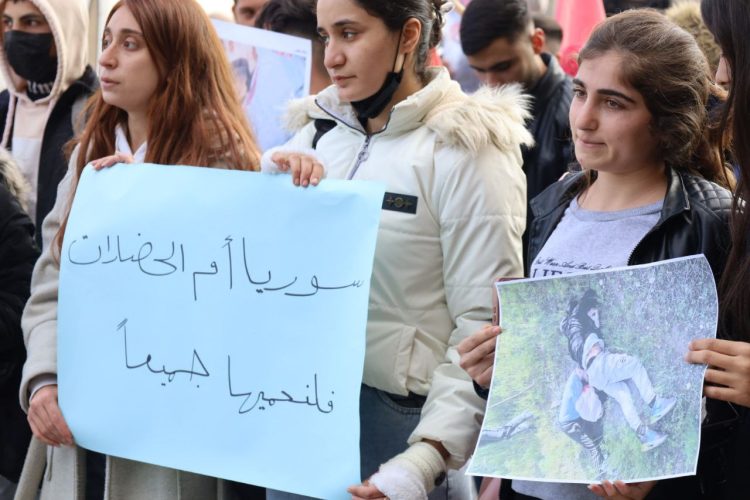 Tevgera Ciwanên Şoreşger û Yekîtiya Jinên Ciwan li Helebê Meşek Girseyî darxistin