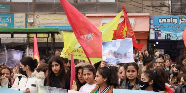 Tevgera Ciwanên Şoreşger û Yekîtiya Jinên Ciwan li Helebê Meşek Girseyî darxistin