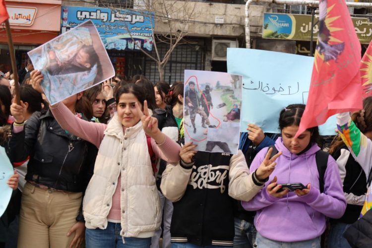 Tevgera Ciwanên Şoreşger û Yekîtiya Jinên Ciwan li Helebê Meşek Girseyî darxistin