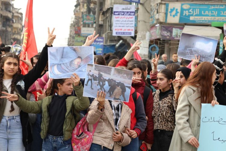 Tevgera Ciwanên Şoreşger û Yekîtiya Jinên Ciwan li Helebê Meşek Girseyî darxistin