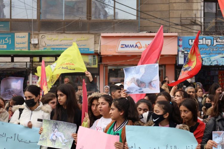 Tevgera Ciwanên Şoreşger û Yekîtiya Jinên Ciwan li Helebê Meşek Girseyî darxistin