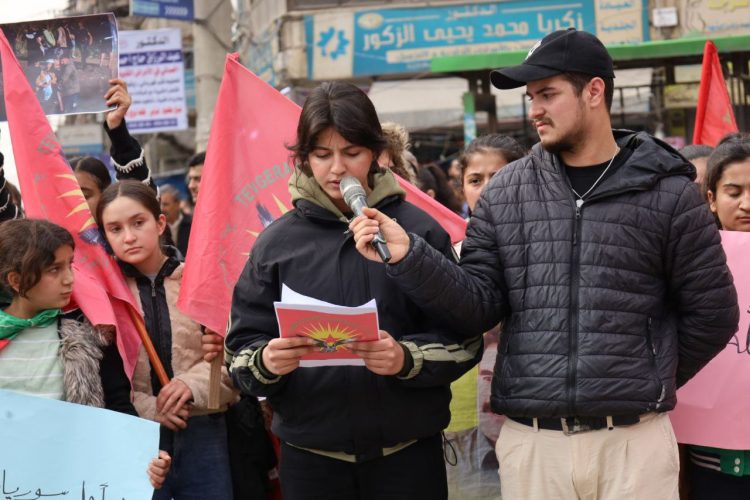 Tevgera Ciwanên Şoreşger û Yekîtiya Jinên Ciwan li Helebê Meşek Girseyî darxistin