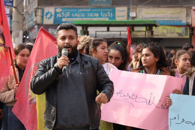 Tevgera Ciwanên Şoreşger û Yekîtiya Jinên Ciwan li Helebê Meşek Girseyî darxistin