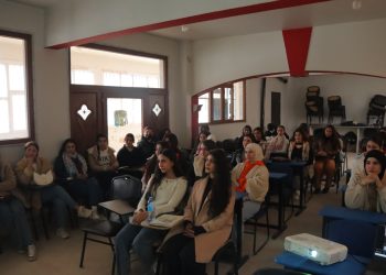 Yekîtiya Jinên Ciwan ên Qamişlo bi xwendekaran derbare Rêber Apo nîqaş dikin