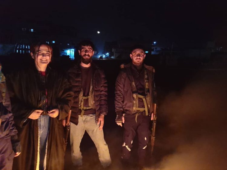 Ciwanên Dirbêsiyê ewlehiya bajarê xwe diparêzin